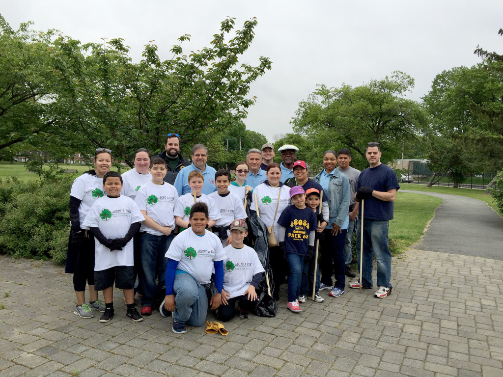 (above) Cub Scout Pack 68, at Union’s Annual Operation Clean Sweep, Adopt-A-Park event with Mayor Manuel Figueiredo, and committee people. Photo by Township of Union. npineiro@uniontownship.com