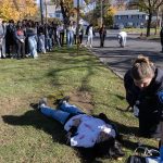 Paramedic-treats-as-students-watch