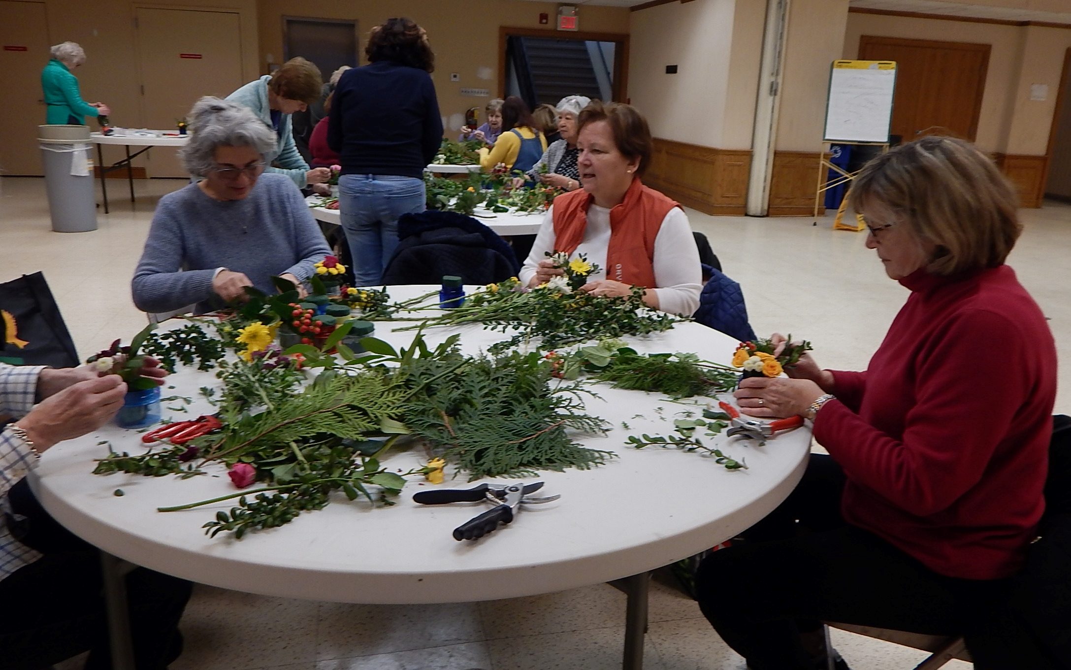 Rake and Hoe Garden Club Makes Floral Arrangements for Mobile Meals 